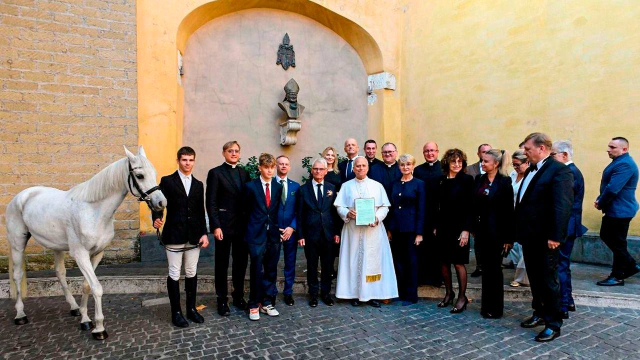 Donante polaco regala al Papa un caballo de pura raza: un gesto simbólico que une fe, elegancia y acción social